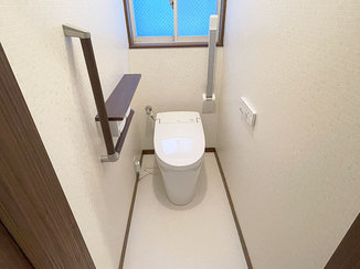トイレリフォーム 手すりが付き安心して使用できるトイレと明るい洗面化粧台