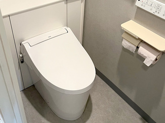 トイレリフォーム アクセントクロスを活かした、落ち着きのあるレストルーム